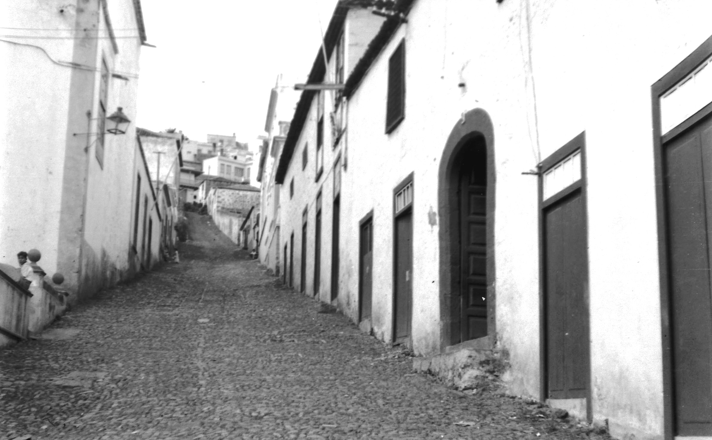 Calle Fernández Ferraz; a la derecha, Convento de Santa Catalina-Cárcel, s. f. | Adolfo Ayut González