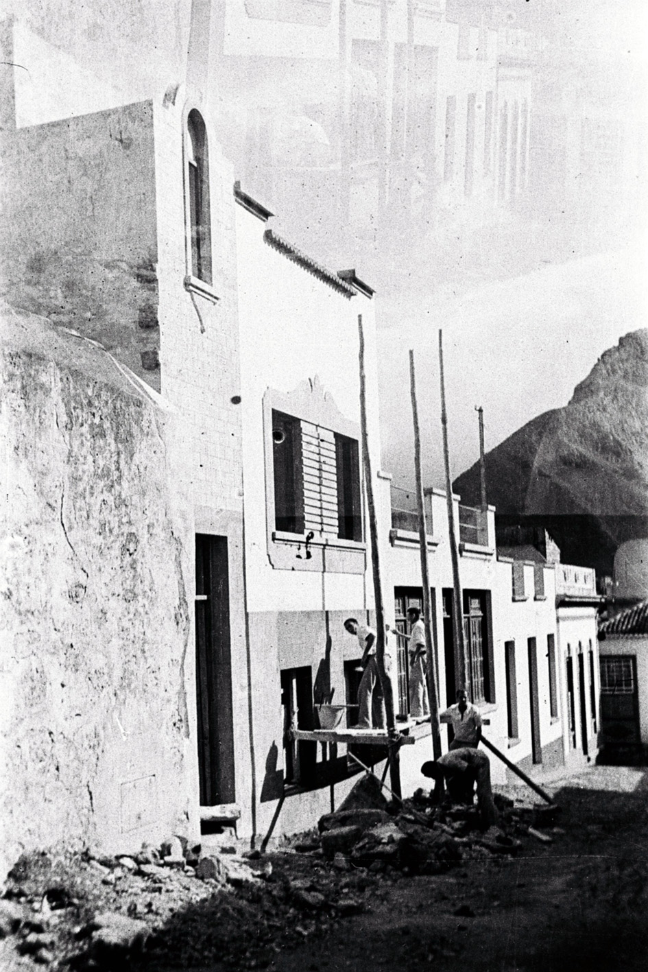Ejecución de obras en la calle San Miguel; en primer plano, antigua tapia de la casa Sosa Lorenzo, s. f. | Adolfo Ayut González